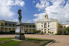 Open courtyard of the grand palace in pavlovsk
